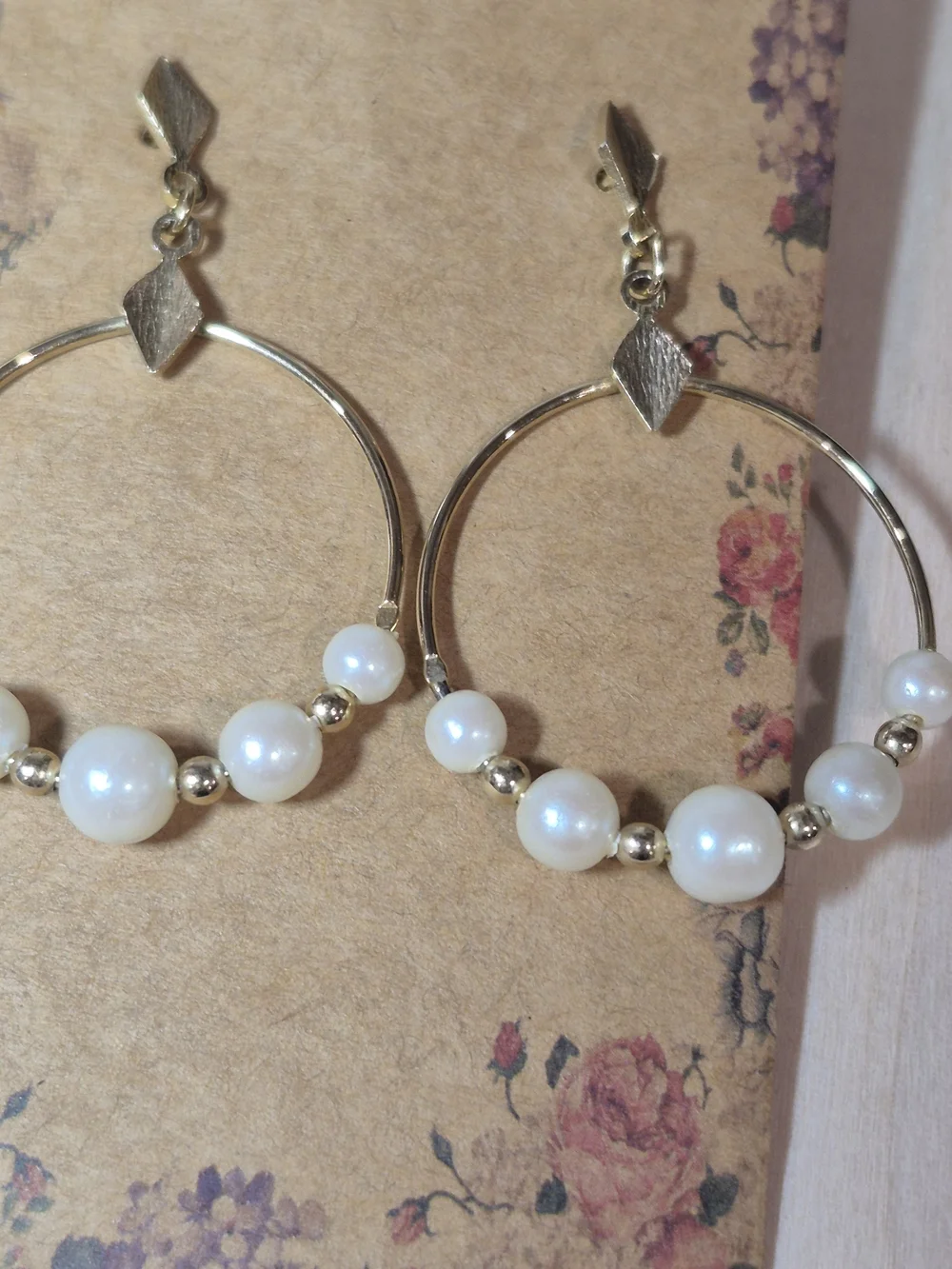 💛🤍NEW💛🤍 PRETTY!! Vintage Freshwater Pearl Gold Hoop Earrings